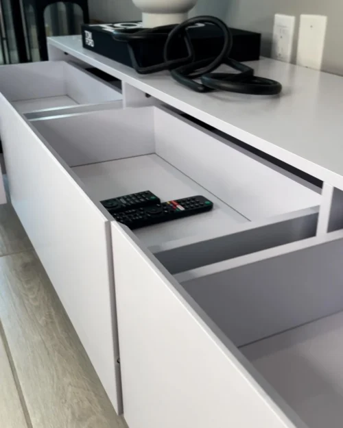 0008044 seyra wood extendable tv stand with 3 drawers