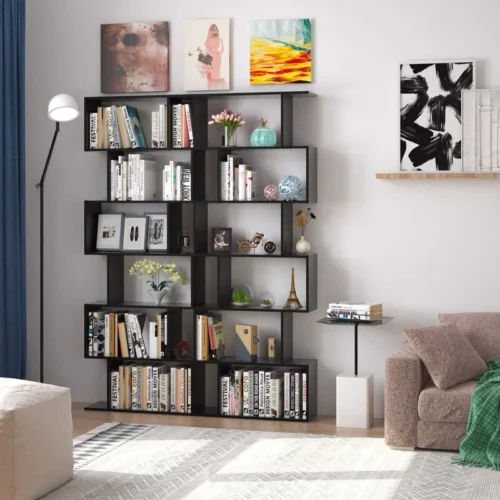 تتميز مكتبة كيبيتو بتصميمها العصري الذي يناسب كافة الأذواق العصرية والمودرن. توفر المكتبة مساحة واسعة لتنظيم الكتب والمقتنيات بطريقة مرتبة وأنيقة، مما يجعلها إضافة مثالية لأي غرفة معيشة أو مكتب. تتميز المكتبة بجودة المواد المتينة وتصميمها الأنيق الذي يعكس الطابع العصري الحديث. يمكن استخدامها لتخزين الكتب أو عرض التحف والأغراض المميزة، مما يجعلها قطعة أثاث متعددة الاستخدامات تضيف لمسة من الفخامة إلى أي مساحة