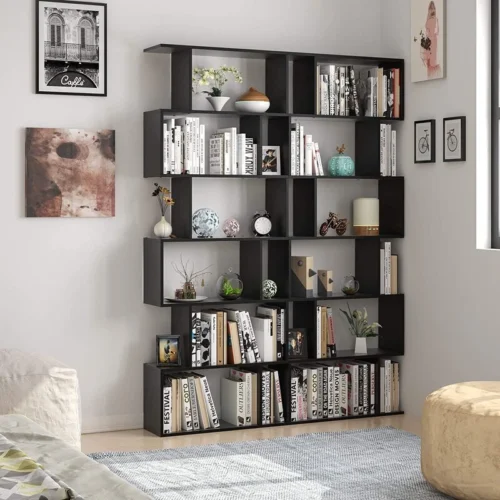 تتميز مكتبة كيبيتو بتصميمها العصري الذي يناسب كافة الأذواق العصرية والمودرن. توفر المكتبة مساحة واسعة لتنظيم الكتب والمقتنيات بطريقة مرتبة وأنيقة، مما يجعلها إضافة مثالية لأي غرفة معيشة أو مكتب. تتميز المكتبة بجودة المواد المتينة وتصميمها الأنيق الذي يعكس الطابع العصري الحديث. يمكن استخدامها لتخزين الكتب أو عرض التحف والأغراض المميزة، مما يجعلها قطعة أثاث متعددة الاستخدامات تضيف لمسة من الفخامة إلى أي مساحة
