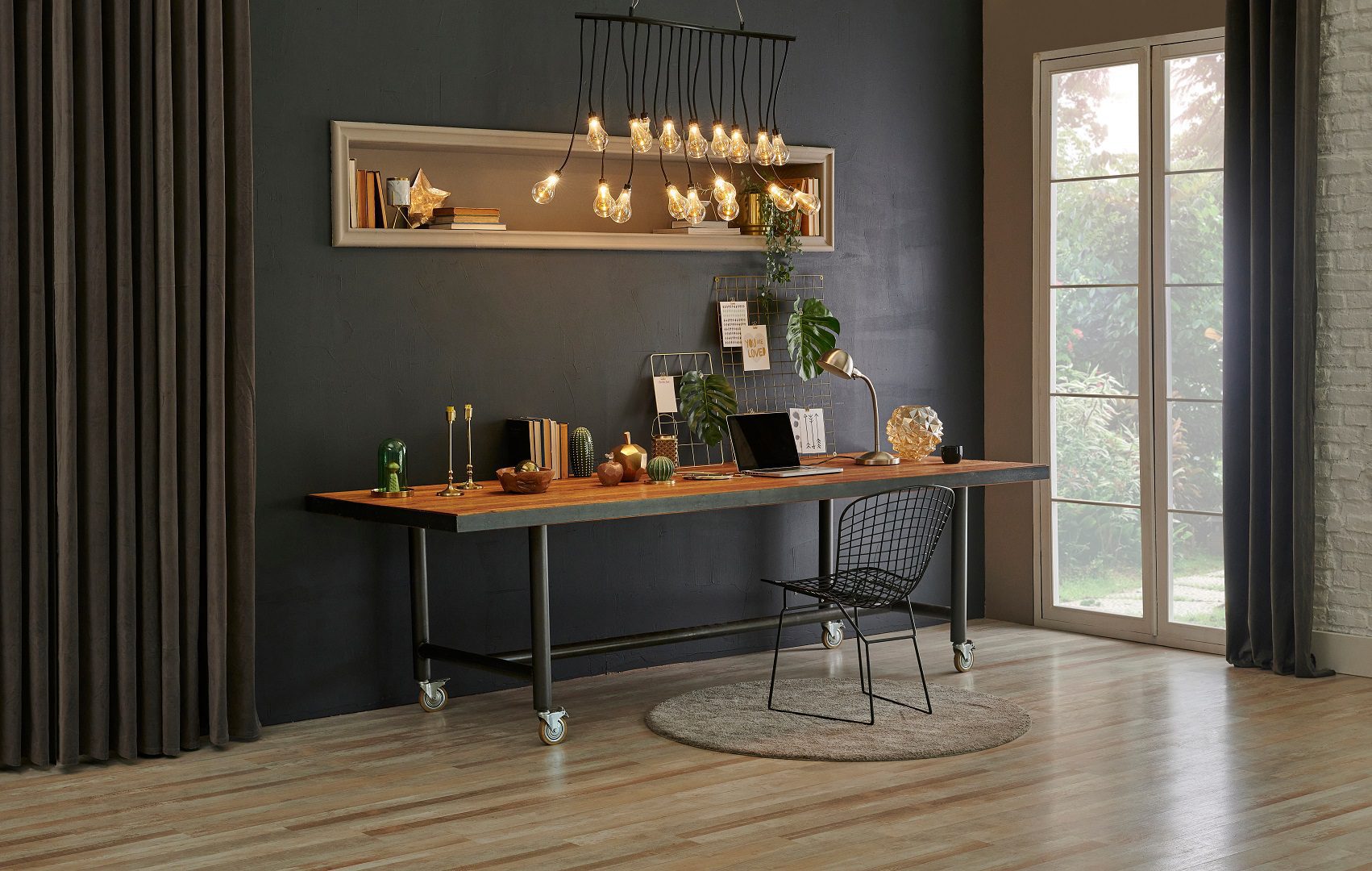 In terms of lighting fixtures, a ceiling light provides good general illumination, but it should be accompanied by a couple of floor lamps, distributed in two corners of the room, along with a desktop light fixture.