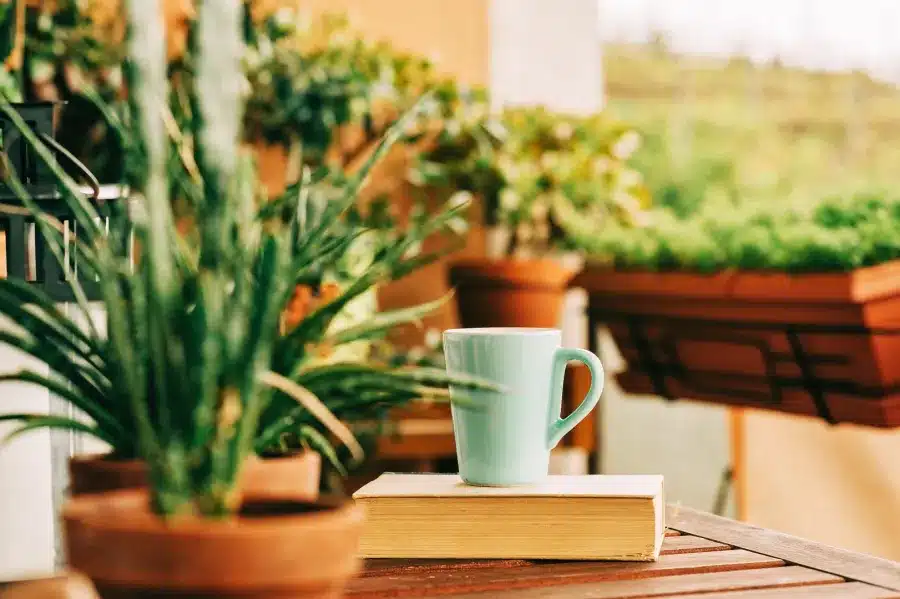 Stylish and practical ideas to turn your small home balcony into a special space 1 أفكار أنيقة وعملية لتحويل شرفتك المنزلية الصغيرة إلى مساحة مميزة