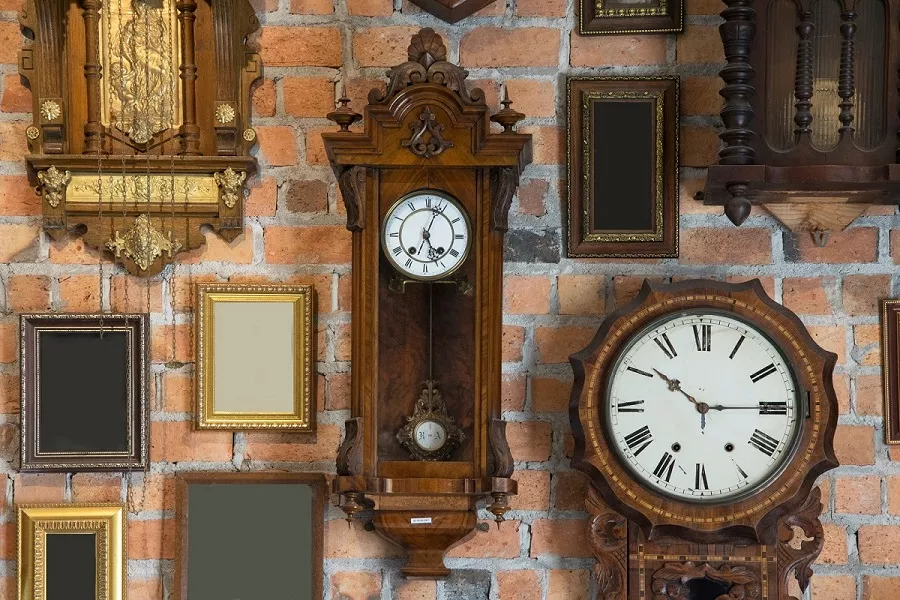 How to choose the perfect wall clock for every room in your home 1 دليلك لاختيار ساعة الحائط المثالية لكل غرفة في منزلك