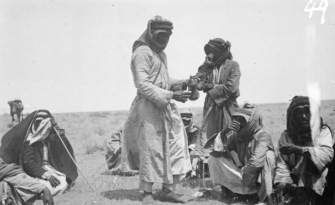 استراحة لشرب القهوة في منطقة الجوف، شمالي السعودية، عام 1914 (مصدر الصورة: W.H.I. Shakespear /Royal Geographical Society via Getty Images)