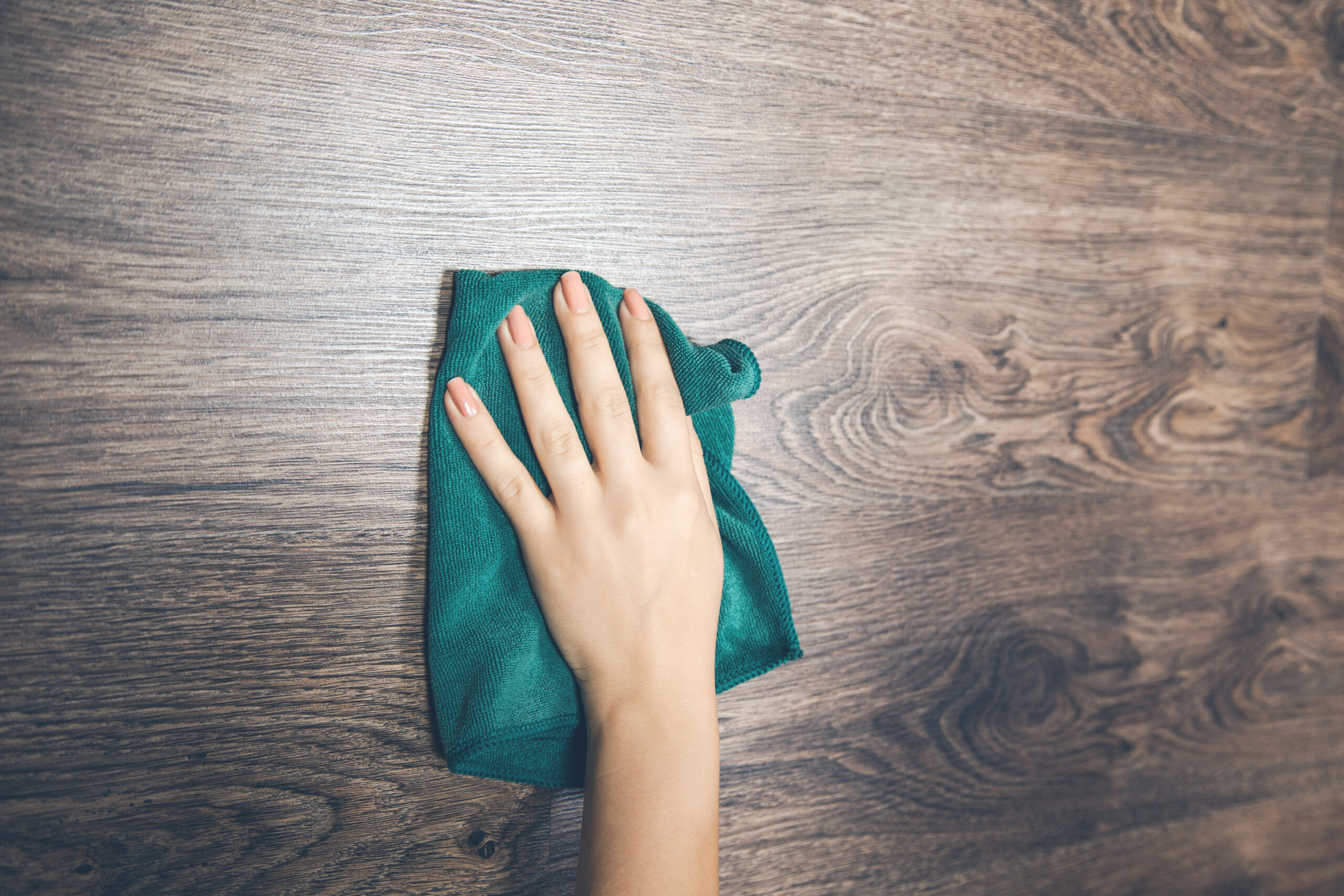 تنظيف الأثاث الخشبي