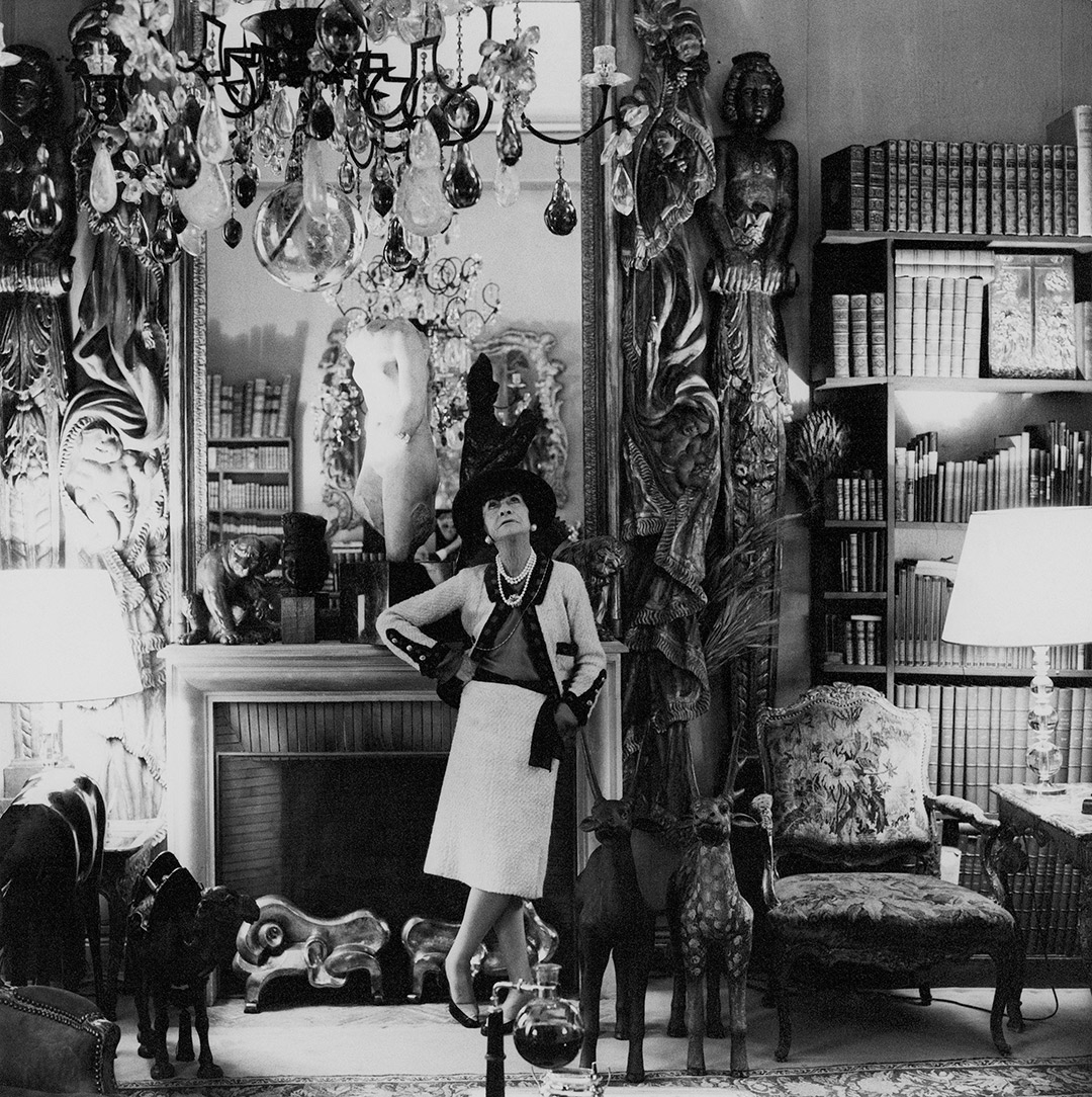 المصممة كوكو شانيل Coco Chanel في شقتها الباريسية، عام 1971 (مصدر الصورة: Cecil Beaton/Condé Nast via Getty Images)