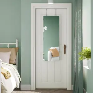 سلينا خزانة مجوهرات ومرآة معلقة على الحائط