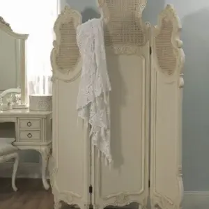 أليتّا برافان فرنسي عتيق بلون كريمي