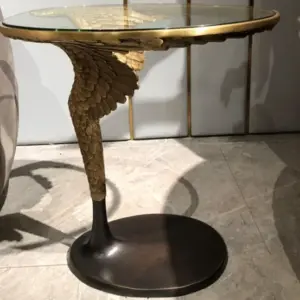 حتحور ترابيزة جانبية بتصميم جناح ذهبي