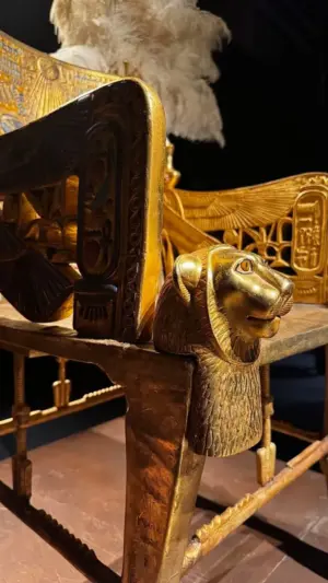 ⁦عرش توت عنخ آمون الذهبي⁩ - الصورة ⁦4⁩