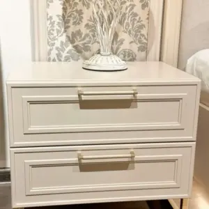 أورورا كومود كلاسيكي بتشطيب عاجي فاخر