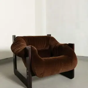 دافني كرسي استرخاء مخملي بقاعدة خشب طبيعي من LIVING