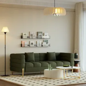 ⁦Verdi set: Two sofas with a modern design, made of natural wood and elegant gold legs.⁩ - الصورة ⁦3⁩