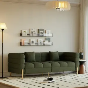 ⁦Verdi set: Two sofas with a modern design, made of natural wood and elegant gold legs.⁩ - الصورة ⁦5⁩