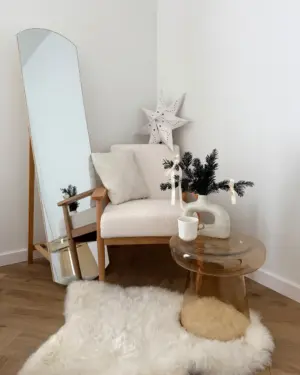 ⁦Floor mirror with a natural wood base⁩ - الصورة ⁦3⁩