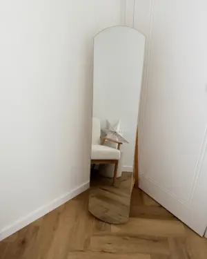 ⁦Floor mirror with a natural wood base⁩ - الصورة ⁦7⁩